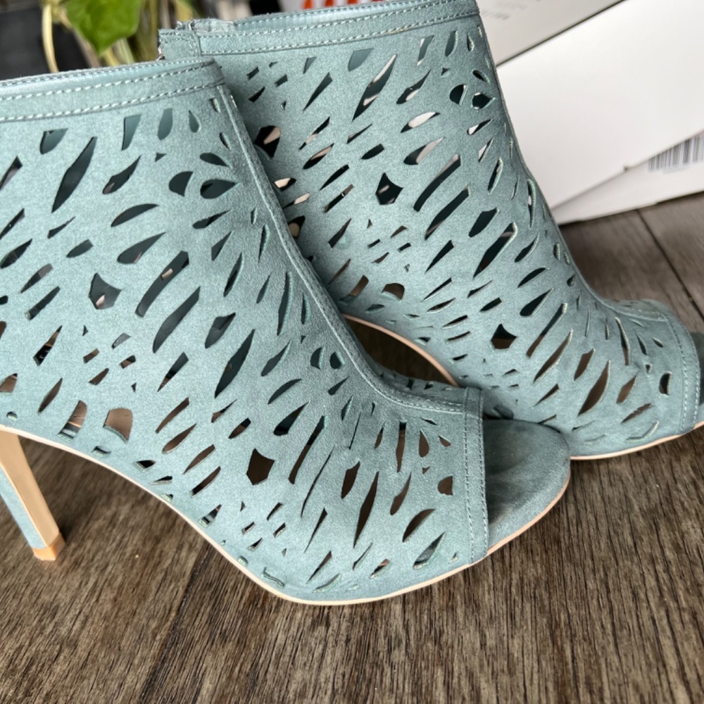 White House black market high heels - Picture 3 of 5